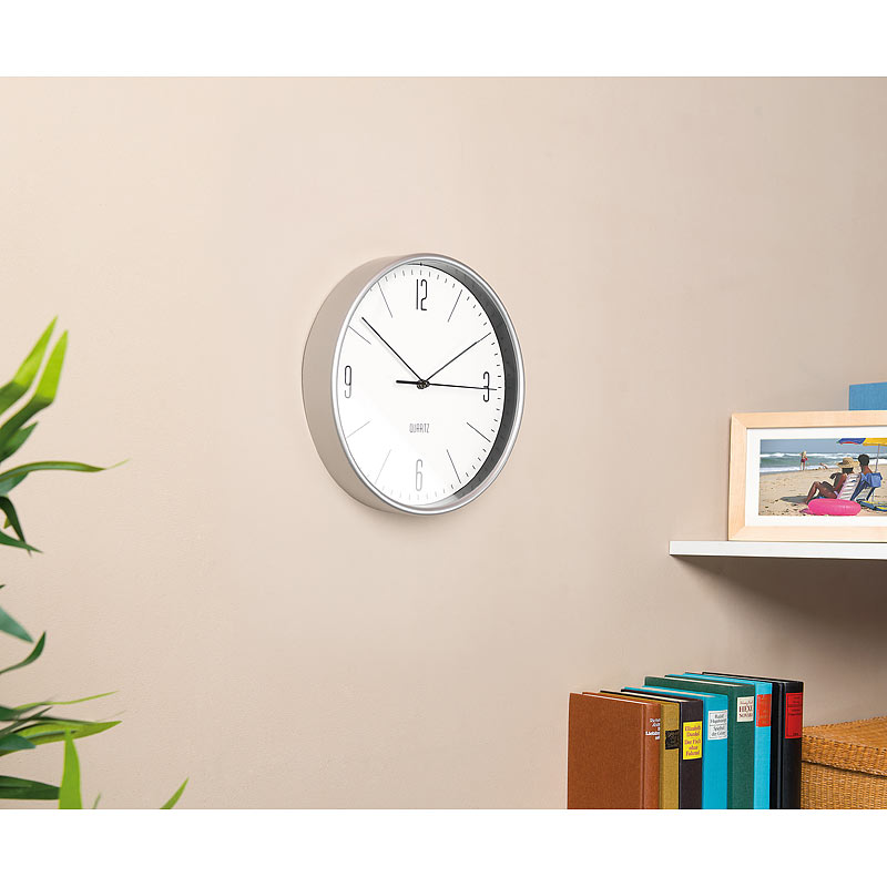 Küchenwanduhr: Klassische Wanduhr mit großen Ziffern und flachem Design